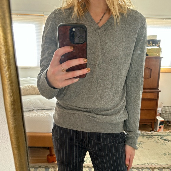 Banana Republic Linen and Silk Grey Vneck Sweater